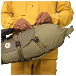 Specialized Fjällräven Cave Drybag 10L -Pyoravarikko specialized x fj llr ven fahrradtasche seatbag drybag 1 41123 6914 green 3146 1920x1920 513b3d5f 4613 44bc 9bbd 029262215de3